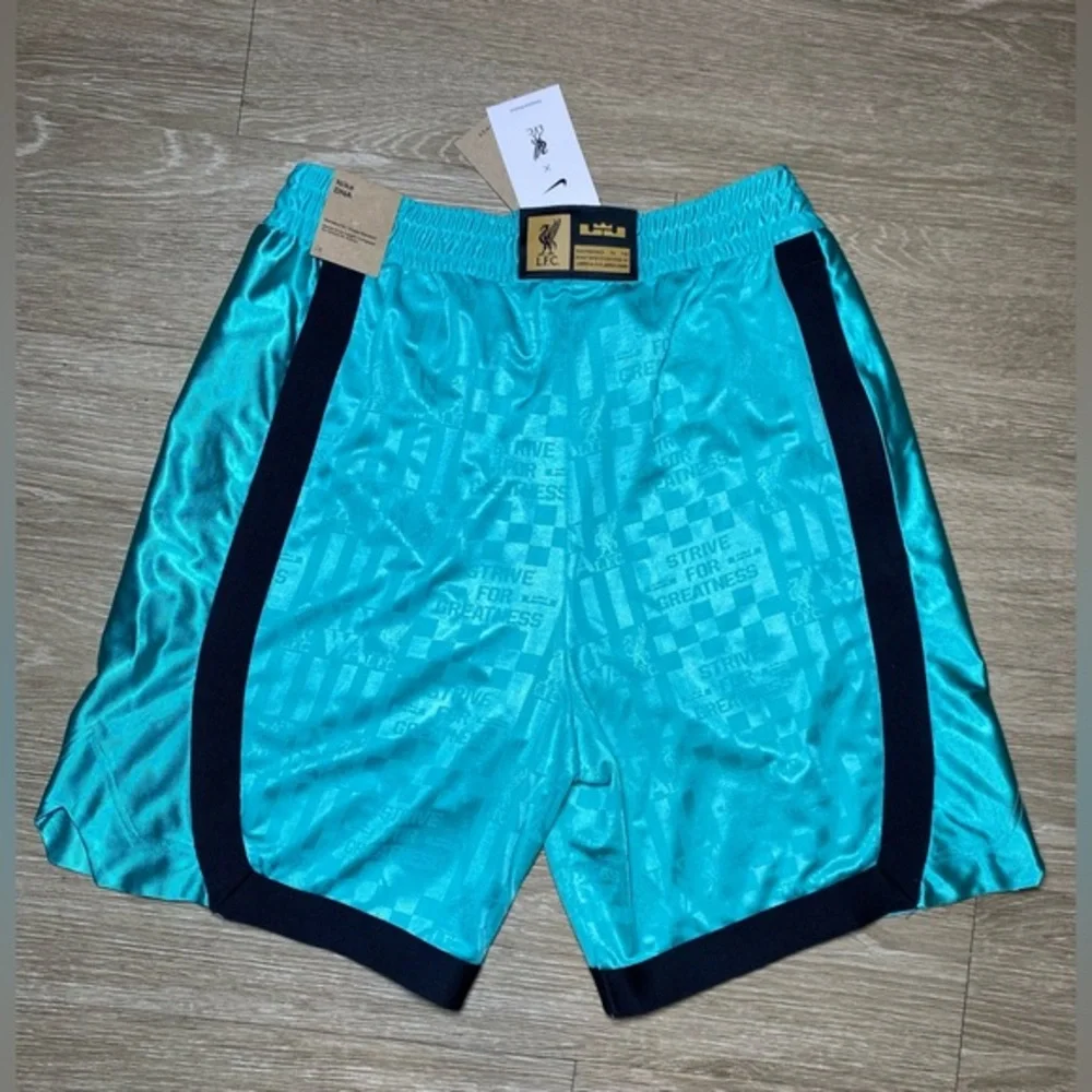 Men LARGE Nike LeBron x Liverpool FC Dri-FIT DNA 8